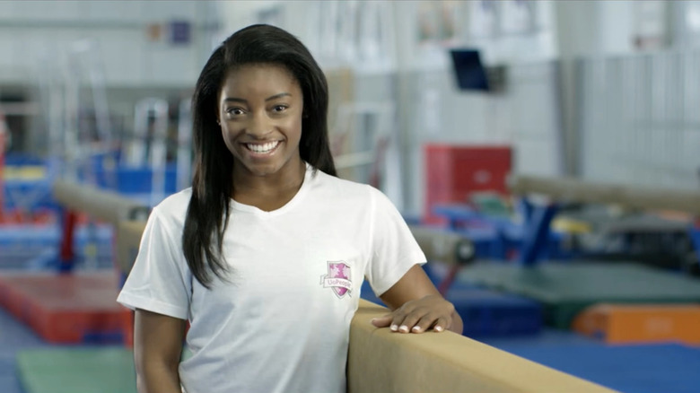 Simone Biles sorride 