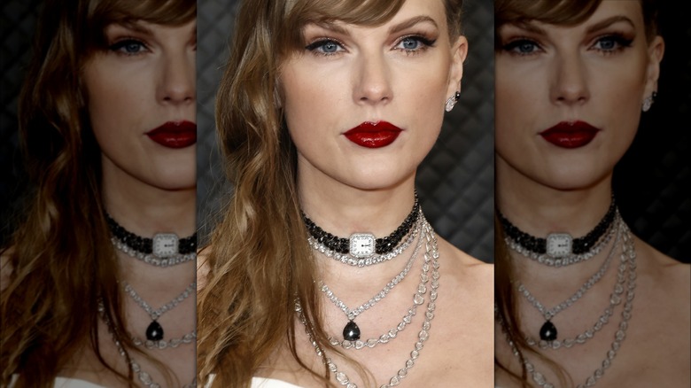 Taylor Swift indossa un orologio girocollo