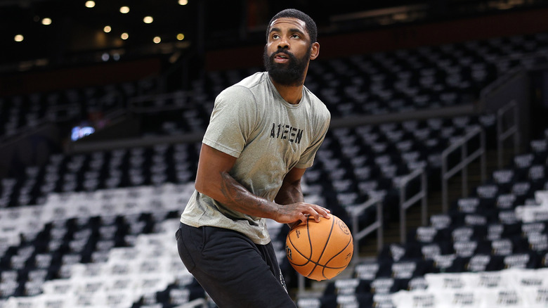 Kyrie Irving gioca a basket durante l'allenamento