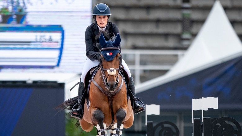 Jessica Springsteen in gara in un evento equestre