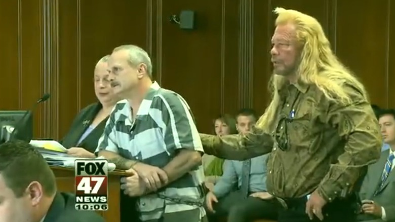 Duane Chapman in piedi in tribunale con Ricky Wheeldon