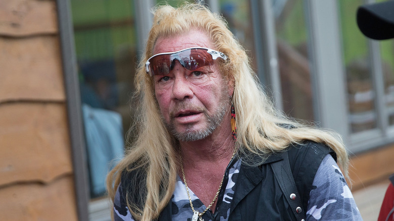 Duane Chapman cammina con gli occhiali da sole