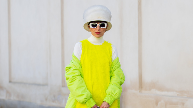 Cappello di pelliccia bianco vestito giallo neon