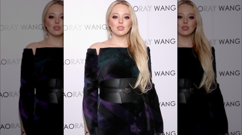 Tiffany Trump abito viola e verde cintura larga