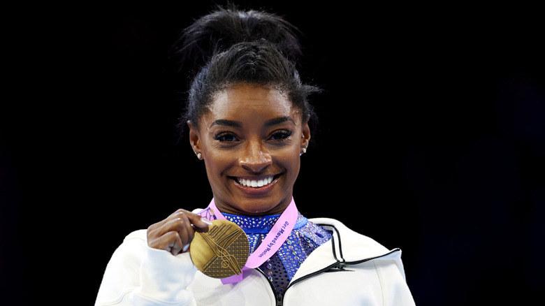 Simone Biles con medaglia