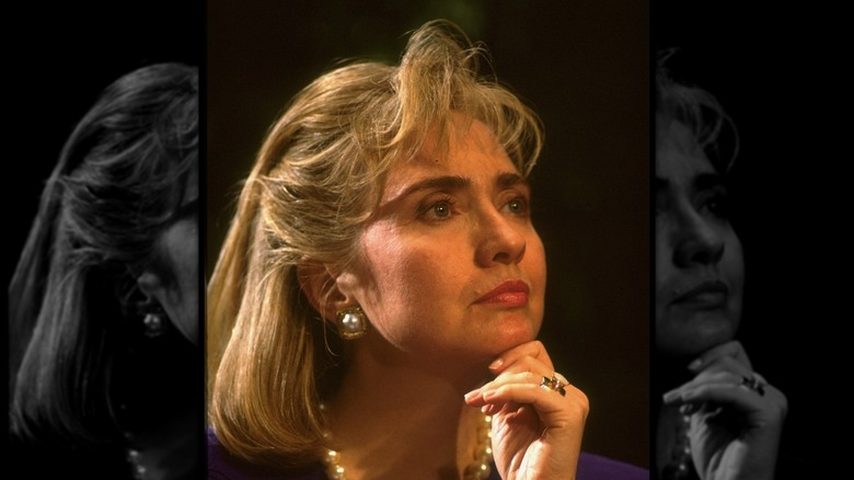 I capelli di Hillary Clinton si sollevano