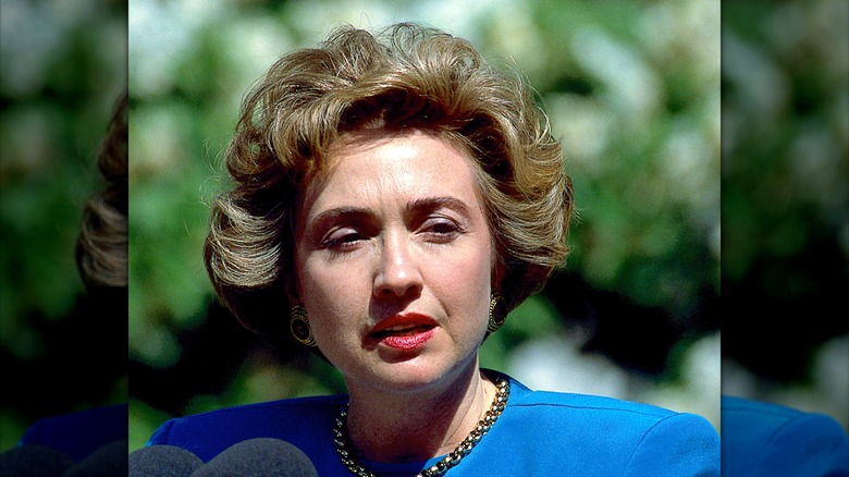 Hillary Clinton con i capelli cotonati