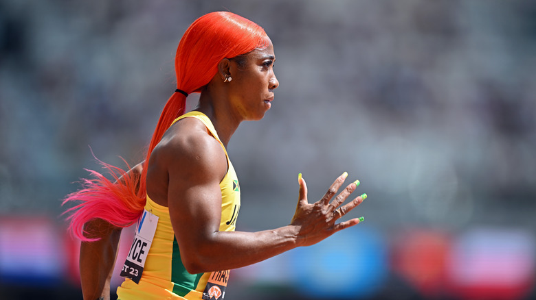 Shelly-Ann Fraser-Pryce si riscalda in pista