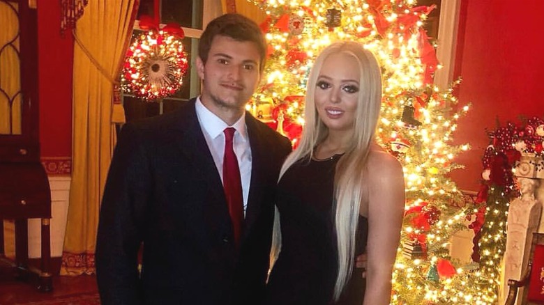 Tiffany Trump e Michael Boulos in posa