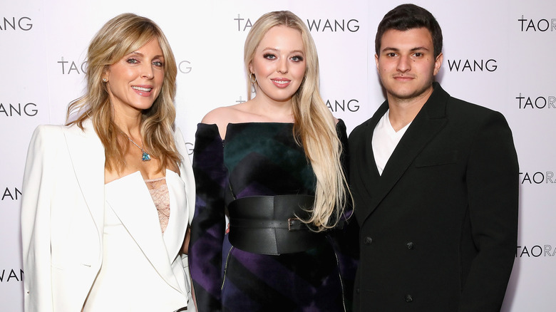 Marla Maples, Tiffany Trump e Michael Boulos in posa