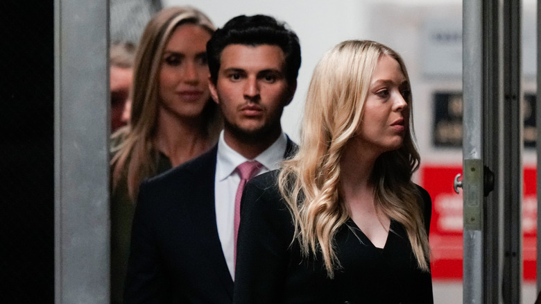 Michael Boulos esce da una porta con Tiffany Trump