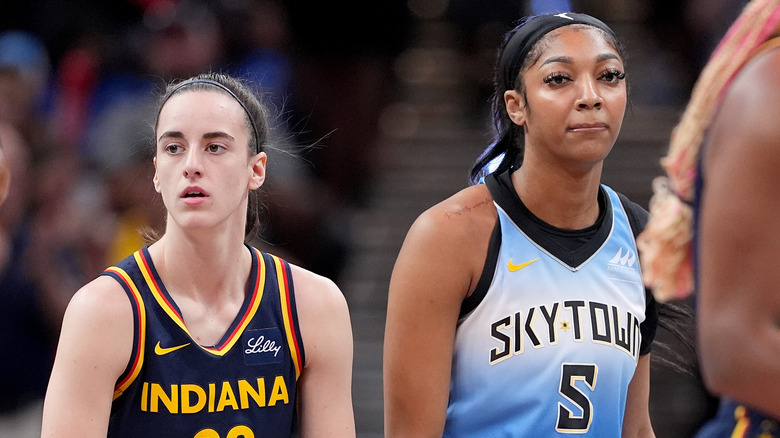 Caitlin Clark e Angel Reese camminano sul campo da basket