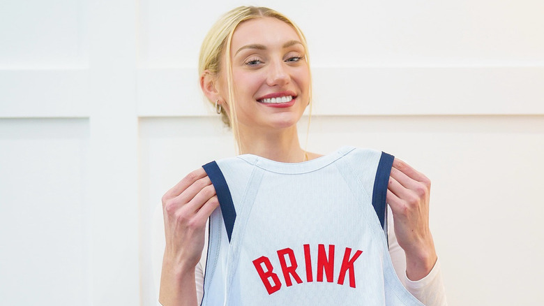 Cameron Brink tiene in mano la maglia