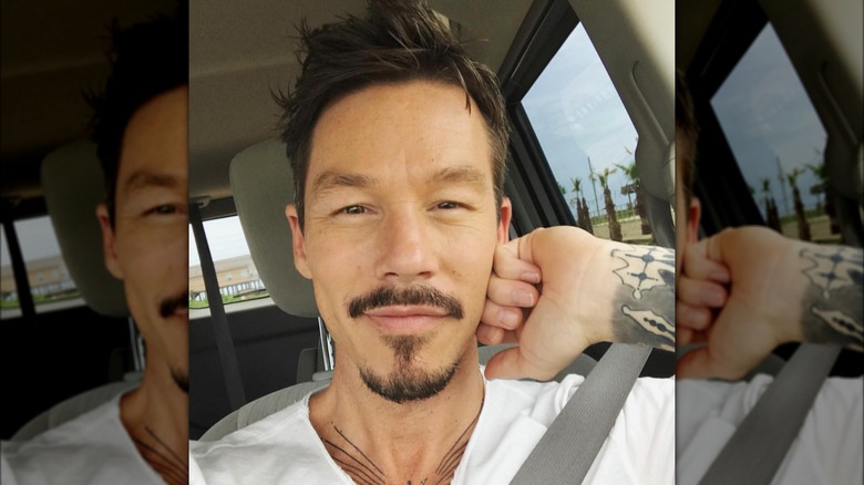 David Bromstad sorride selfie