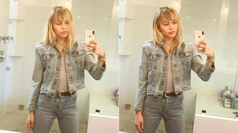 Smoking in denim di Miley Cyrus