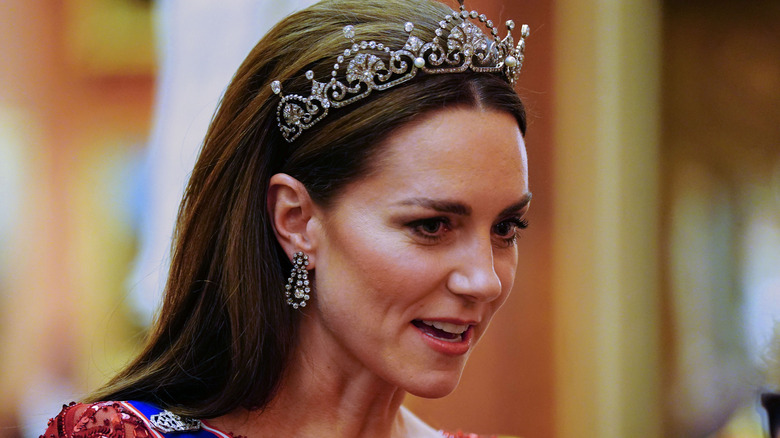 Kate Middleton con corona reale