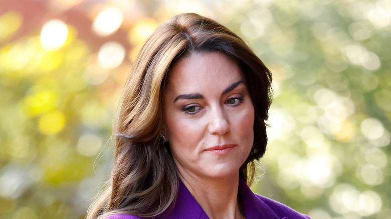 Kate Middleton in abito viola non sorride