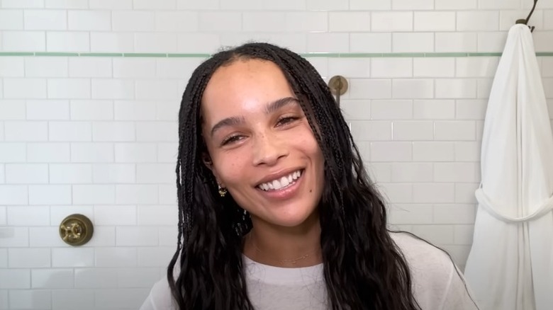 Zoe Kravitz fa un tutorial sul trucco