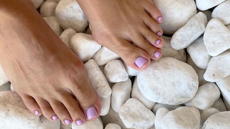 Pedicure lilla viola pastello 