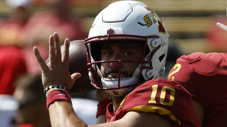 Blake Clark tiene in mano un pallone da football