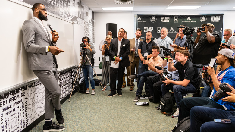 LeBron James inaugura la sua scuola