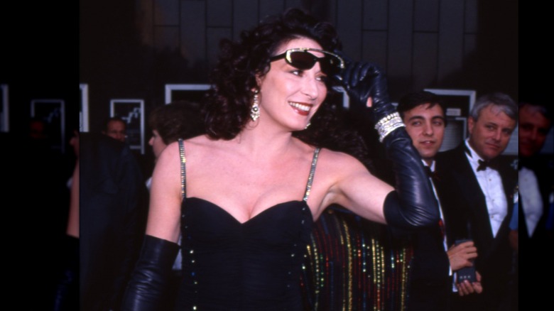 La giovane Anjelica Huston sorride