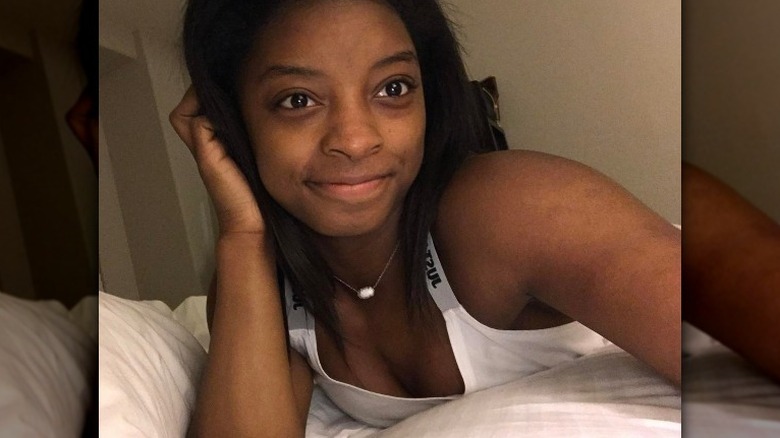 Simone Biles scatta un selfie