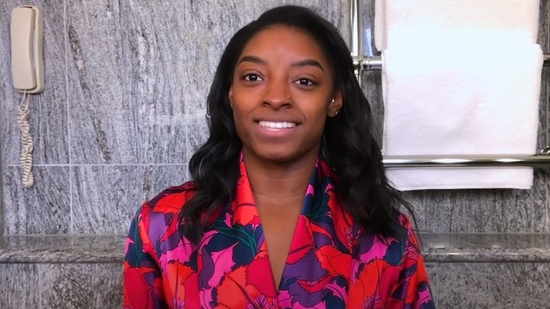 Simone Biles fa un tutorial sul trucco