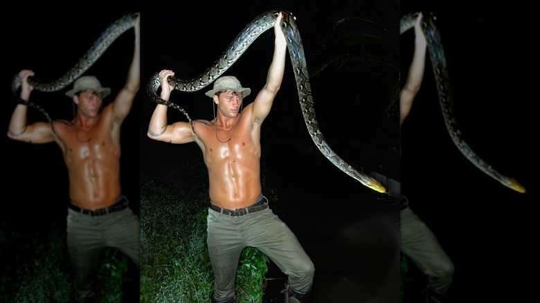 Rob Rausch con un serpente