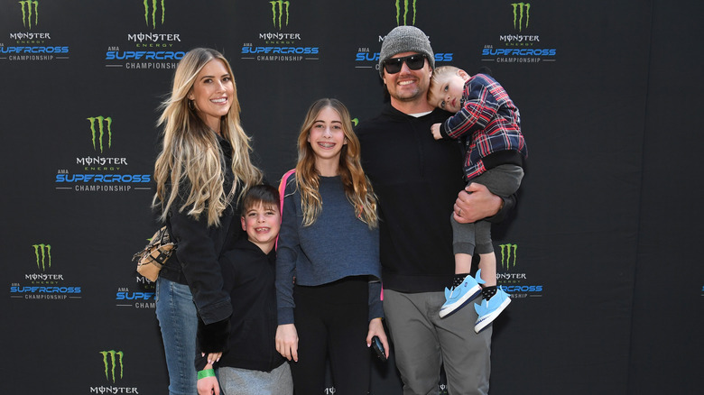 Christina Hall, Josh Hall e i suoi tre figli sorridenti