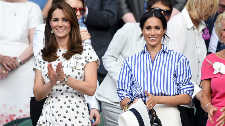 Kate Middleton e Meghan Markle sorridono