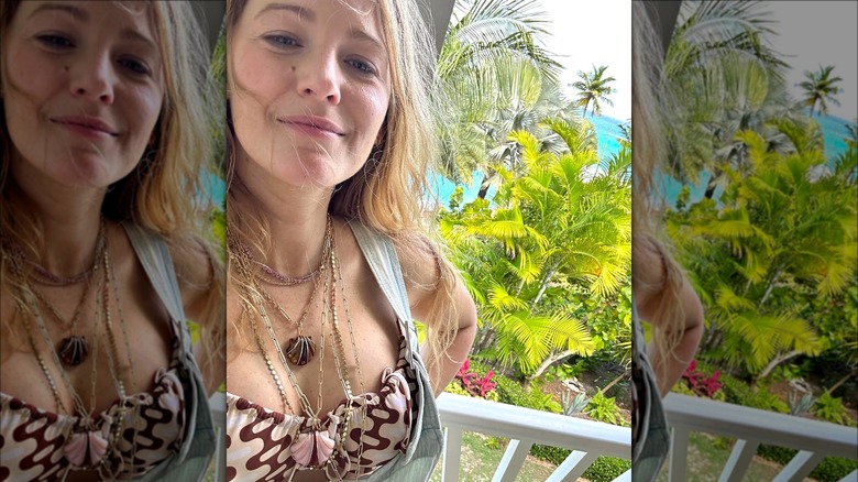 Blake Lively selfie tropicale senza trucco