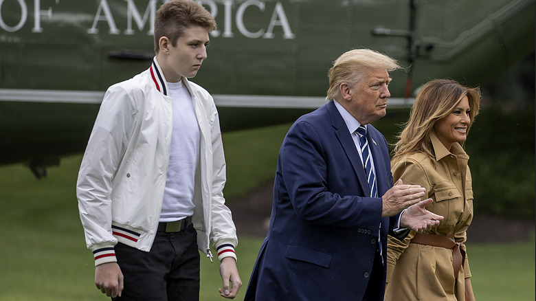 La famiglia Trump che cammina