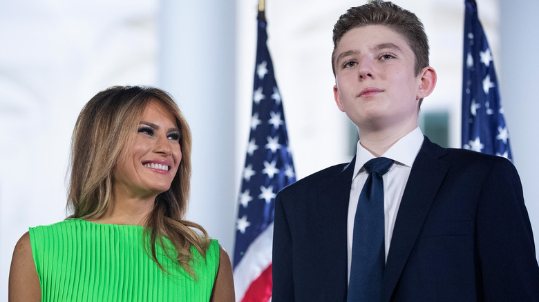 Melania Trump e Barron Trump sul palco