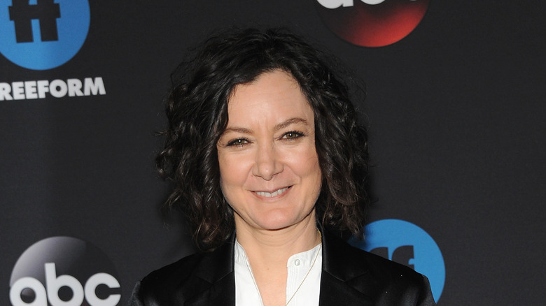 Sara Gilbert sorride