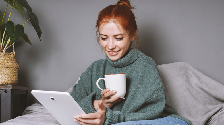 Donna che legge un Kindle a letto