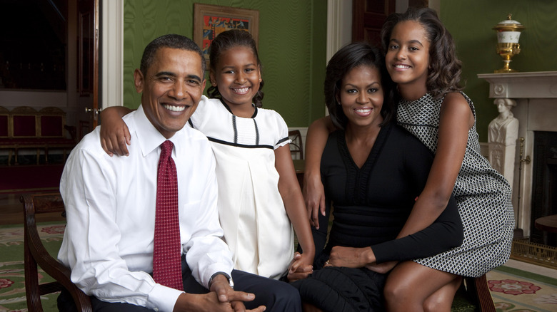 La famiglia Obama in una foto in posa