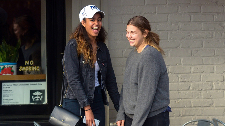 Malia Obama sorride con un'amica