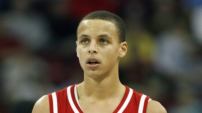 Il giovane Steph Curry sul campo da basket