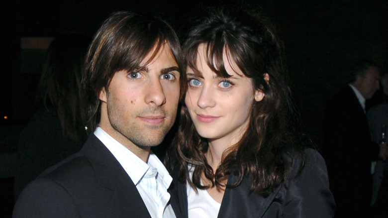 Jason Schwartzman, Zooey Deschanel con i volti ravvicinati