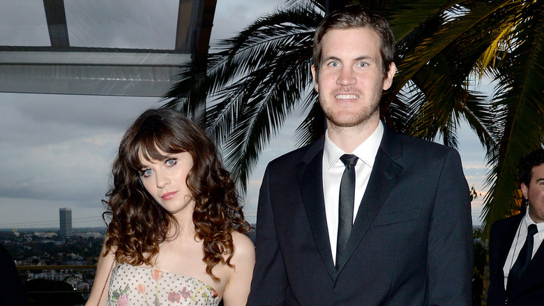 Zooey Deschanel inclina la testa accanto al sorridente Jamie Linden