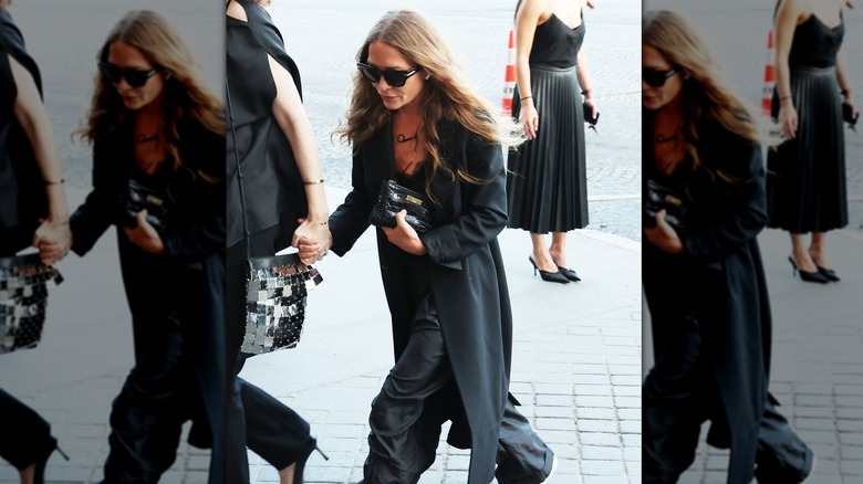 Mary-kate Olsen con la pochette in mano