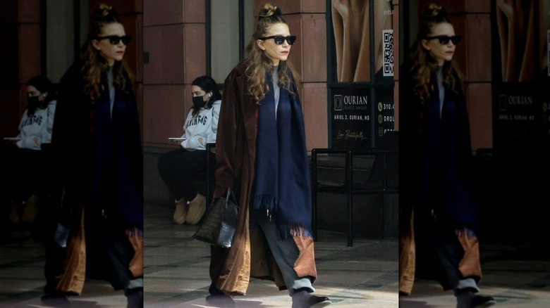 Mary-Kate Olsen cammina