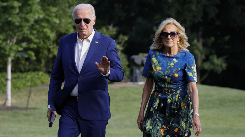 Jill e Joe Biden sul prato davanti casa