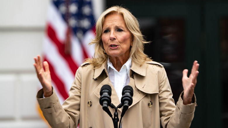 Jill Biden parla all'aperto