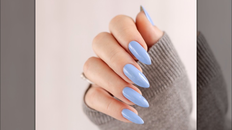 Manicure con unghie stiletto color celeste