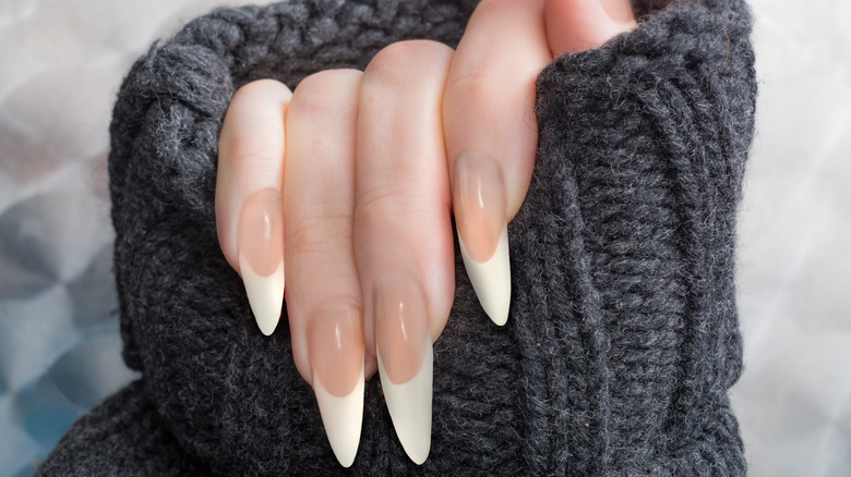 Manicure con unghie a stiletto in stile francese