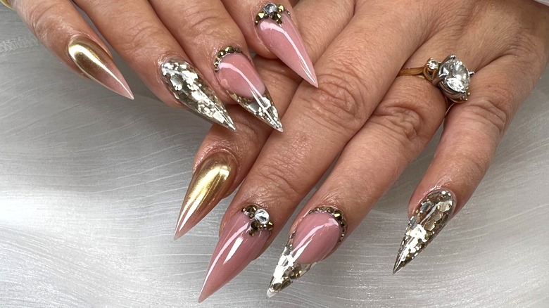 Manicure stiletto rosa e oro