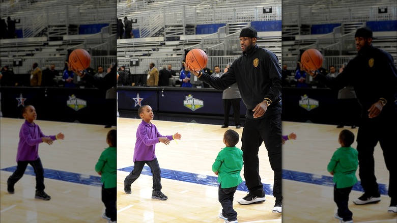 Bronny James gioca con LeBron James Sr. e Bryce James