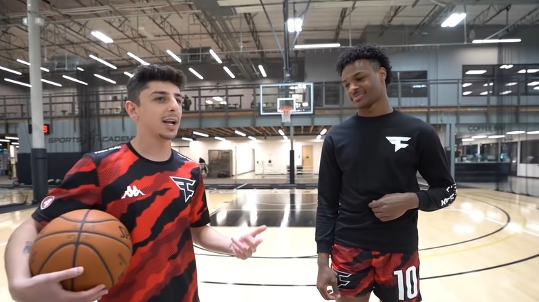 Bronny James gioca con FaZe Rug